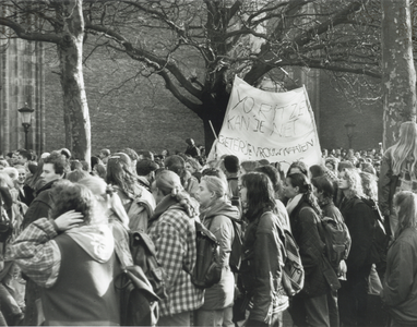 405046 Afbeelding van studenten tijdens een demonstratie tegen bezuinigingen op de studiebeurs en verhoging van het ...